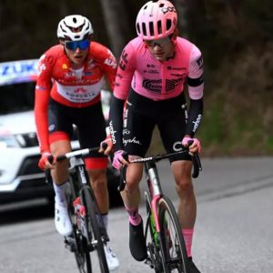 «Sufrí allí»: Simon Carr ve los sueños de victoria de etapa del Tour de los Alpes aplastados por el tren Ineos Grenadiers