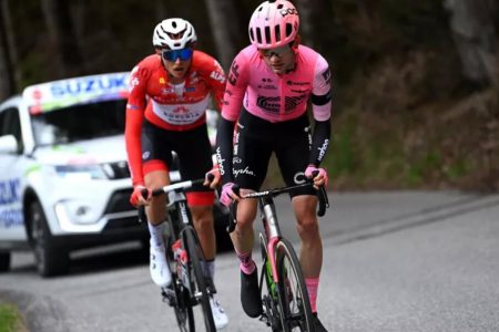 «Sufrí allí»: Simon Carr ve los sueños de victoria de etapa del Tour de los Alpes aplastados por el tren Ineos Grenadiers