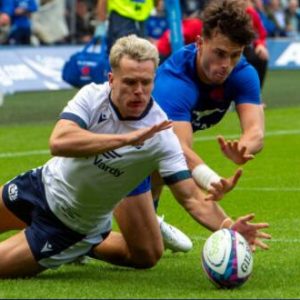 Escocia venció a Francia, anfitriona de la Copa Mundial de Rugby, con 18 puntos de desventaja